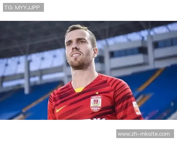 塞尔吉尼奥首次亮相国足训练场身披54号与队友亲切互动